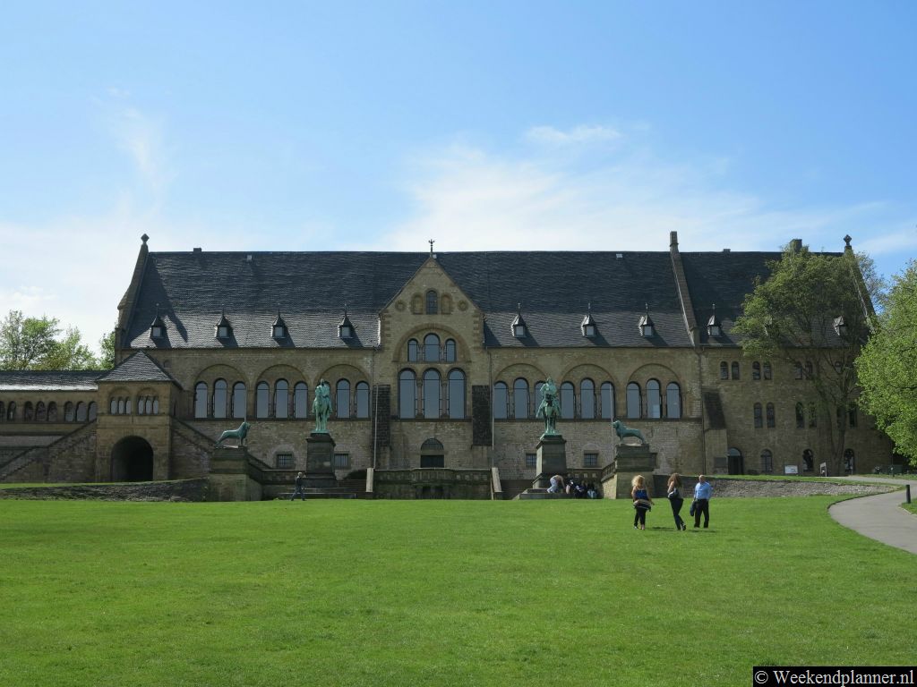 Aan de rand van het historische centrum ligt het paleis Kaiserpfalz uit de elfde eeuw. Het paleis is nu een museum. Hier is de originele middeleeuwse bronzen troon van de keizer te zien.Tip: Ga eens picknicken bij Goslar.